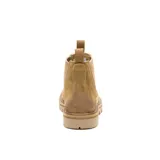 Bota tipo Chelsea Caterpillar modelo Grader, confeccionada en gamuza color tostado, con paneles elásticos laterales, tiradores en la parte superior y suela de goma dentada.
