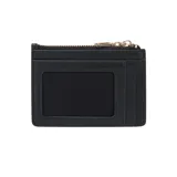 Billetera Guess modelo Alisha, color negro con textura tejida y logo triangular metálico en el frente. Cuenta con cierre superior con cremallera y compartimentos internos para tarjetas, billetes y monedas.