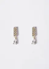 Aros colgantes de plata 925 con baño en oro de 18k, decorados con pequeñas zirconias incrustadas y un dije colgante en forma de gota con piedra zirconia.