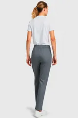 Pantalón tipo babucha de corte recto, confeccionado en tejido con felpa, con cintura elástica y cordón de ajuste frontal.