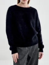 Sweater negro de cashmere con cuello redondo y puños ajustados.