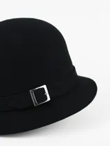 Sombrero de paño de lana impermeable con diseño clásico y cinta decorativa con hebilla metálica plateada.