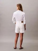 Short de jean Calvin Klein de corte relajado y talle alto, con diseño clásico de cinco bolsillos y cierre de botón y cremallera.