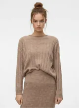 Sweater de punto grueso color beige melange, con cuello redondo y puños acanalados. Presenta un tejido acanalado vertical.