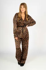 Conjunto de dos piezas compuesto por una camisa tipo kimono con lazo en la cintura y pantalón de corte recto, ambos confeccionados en satén con estampado animal print.