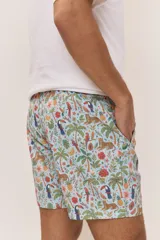 Short de baño celeste con estampa tropical de flores, cintura con cordón ajustable y detalle de etiqueta textil en el lateral.