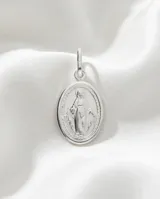 Dije de plata 925 con la imagen de la Virgen Milagrosa en forma ovalada.