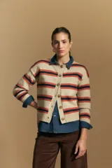 Cardigan de punto con diseño de rayas horizontales en tonos marrón, rosa y beige. Presenta cuello redondo, cierre frontal con botones y mangas largas con puños acanalados.