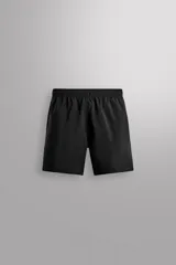 Pantalón corto deportivo negro de tejido técnico ligero y elástico, sin forro interior. Presenta cintura elástica ajustable con cordón, bolsillos frontales y bolsillo trasero con cierre. Las perneras tienen laterales perforados en el bajo para transpirabilidad y bajo con acabado termofijado con aberturas laterales.