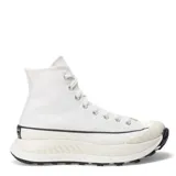 Championes de caña alta Converse modelo Chuck 70 AT CX, de color blanco. Presentan una silueta icónica con plataforma voluminosa, puntera reforzada con textura acanalada y suela dentada de goma negra para mayor tracción. Confeccionados en lona resistente con ojales metálicos y cordones al tono.