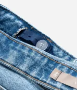 Pantalón de jean de corte recto, color azul medio, con cintura alta, trabillas para cinturón, cierre frontal con botón y cremallera, y bolsillos funcionales.