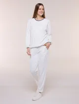Pantalón jogger blanco con textura jaspeada, de corte relajado, pretina elastizada, bolsillos laterales inclinados y dobladillo en el ruedo.
