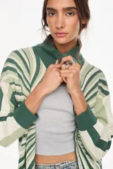 Campera de punto de algodón y acrílico, con diseño geométrico radial en tonos verdes y blanco, cuello alto y cierre frontal completo.
