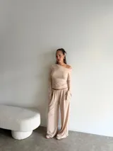 Pantalón de lanilla gris de corte amplio y tiro alto, con diseño holgado y fluido.