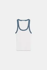 Top de algodón blanco con ribetes en tono azul en el cuello y sisas.