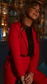 Blazer rojo de corte entallado, con solapas de muesca y cierre frontal con un botón.