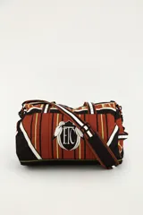 Bolso tote deportivo Farm Rio estampado, con amplio compartimento principal, asas de mano y correa de hombro ajustable.