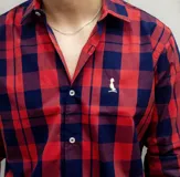 Camisa de algodón a cuadros rojos y azules con cuello italiano y manga tres cuartos.