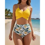 Conjunto de bikini de dos piezas de la marca Uniteduy, compuesto por un crop top amarillo liso con diseño cruzado y tirantes finos, y una bombacha de tiro alto con estampado floral y de hojas en tonos amarillos, verdes y blancos.