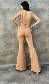 Pantalón Oxford de tiro alto, color rojo, con corte ajustado en la parte superior y acampanado en la parte inferior.