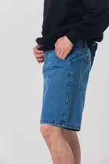 Bermuda cargo de algodón negro con calce relajado, bolsillos laterales aplicados y diseño utilitario.