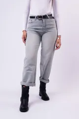 Pantalón de jean corte wide leg en tono celeste claro, con detalle de pequeñas incrustaciones de strass distribuidas por toda la prenda. Presenta ruedos doblados y cierre frontal con botón.