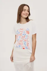 Remera de manga corta y cuello redondo color blanco, con estampa frontal multicolor de ilustraciones de estilo gráfico.
