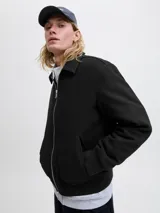 Campera bomber negra con cuello camisero, cierre frontal completo y bolsillos laterales, con puños y dobladillo acanalados.