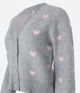 Cardigan corto gris con estampado de corazones rosas, escote en V y cierre abotonado.