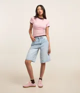 Blusa básica de manga corta y cuello redondo, confeccionada en viscosa texturizada de canalé con elastano y detalle de terminación ondulada en el bajo.