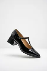 Zapatos de charol color bordó, con diseño tipo T-bar, punta cuadrada y tacón bajo de 4 cm.