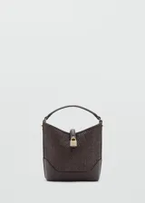 Bolso tipo bucket de tamaño pequeño, confeccionado con tejido de rafia color marrón con efecto texturizado y detalles en cuero sintético liso del mismo tono. Cuenta con un asa corta superior, herrajes metálicos dorados, cierre de imán y un detalle decorativo con candado dorado en la parte frontal.