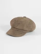 Boina tipo cap con visera, confeccionada en material con textura geométrica de parches en tono marrón.