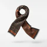 Pashmina de textura suave con diseño combinado de estampado de estrellas y patrón de cuadros en tonos gris y salmón, con terminaciones desflecadas.