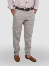 Pantalón de vestir negro, de corte recto, con bolsillos laterales y traseros. Se ajusta a la cintura con cinturón de cuero marrón.