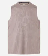 Musculosa deportiva Get Over para hombre, de color negro con estampa heat print sutil y detalles de líneas reflectivas en los hombros. Confeccionada en tejido de malla de poliéster respirable con tecnología Dry, cuenta con cuello redondo y corte regular.