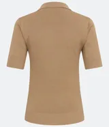 Blusa color beige en tejido de punto acanalado, con cuello polo y cremallera.