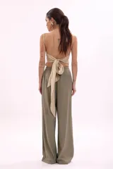 Pantalón palazzo negro de tiro alto con cintura elastizada y cordón ajustable.