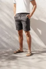 Bermuda de algodón color gris oscuro, con cordón ajustable en la cintura y largo por encima de la rodilla.