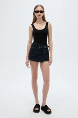 Short de gabardina azul oscuro, de calce medio y diseño al cuerpo con pespuntes en contraste y detalle de cinturón integrado con hebilla metálica.