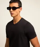 Remera básica de corte slim para hombre, de color blanco, con cuello en V y mangas cortas. Confeccionada en algodón peruano de alta suavidad y resistencia.