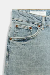 Bermuda de jean de tiro medio, diseño de cinco bolsillos, trabillas para cinto y cierre frontal con cremallera y botón metálico.