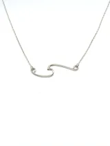 Collar de plata 925 con dije minimalista en forma de ola.