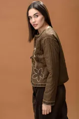 Chaqueta color chocolate con cierre frontal mediante lazos, manga larga y bordados decorativos en los paneles frontales.