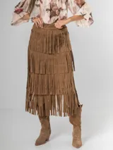 Falda larga de gamuza color marrón, con múltiples capas de flecos largos que le dan mucho movimiento.
