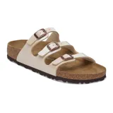 Sandalias Birkenstock modelo Florida con tres correas ajustables de color blanco perlado, plantilla anatómica de corcho y suela de goma antideslizante.