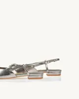 Ballerinas plateadas con punta fina y detalle de hebilla con strass.