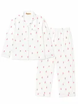 Camisa de pijama de manga larga con cuello solapa y cierre frontal de botones, confeccionada en tela con estampado de cuadros multicolor y corazones. Incluye un bolsillo frontal en el pecho.