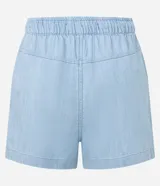 Short estilo runner de jeans azul claro, con cintura elástica y lazo ajustable. Presenta bolsillos carpinteros y un colgante de piña en el lazo.