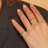Anillo de oro 9k con diseño de símbolo de infinito en la parte superior, de estructura fina y delicada.